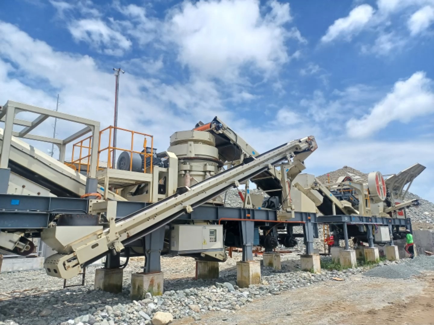 Mobile crushing plant on quarry site