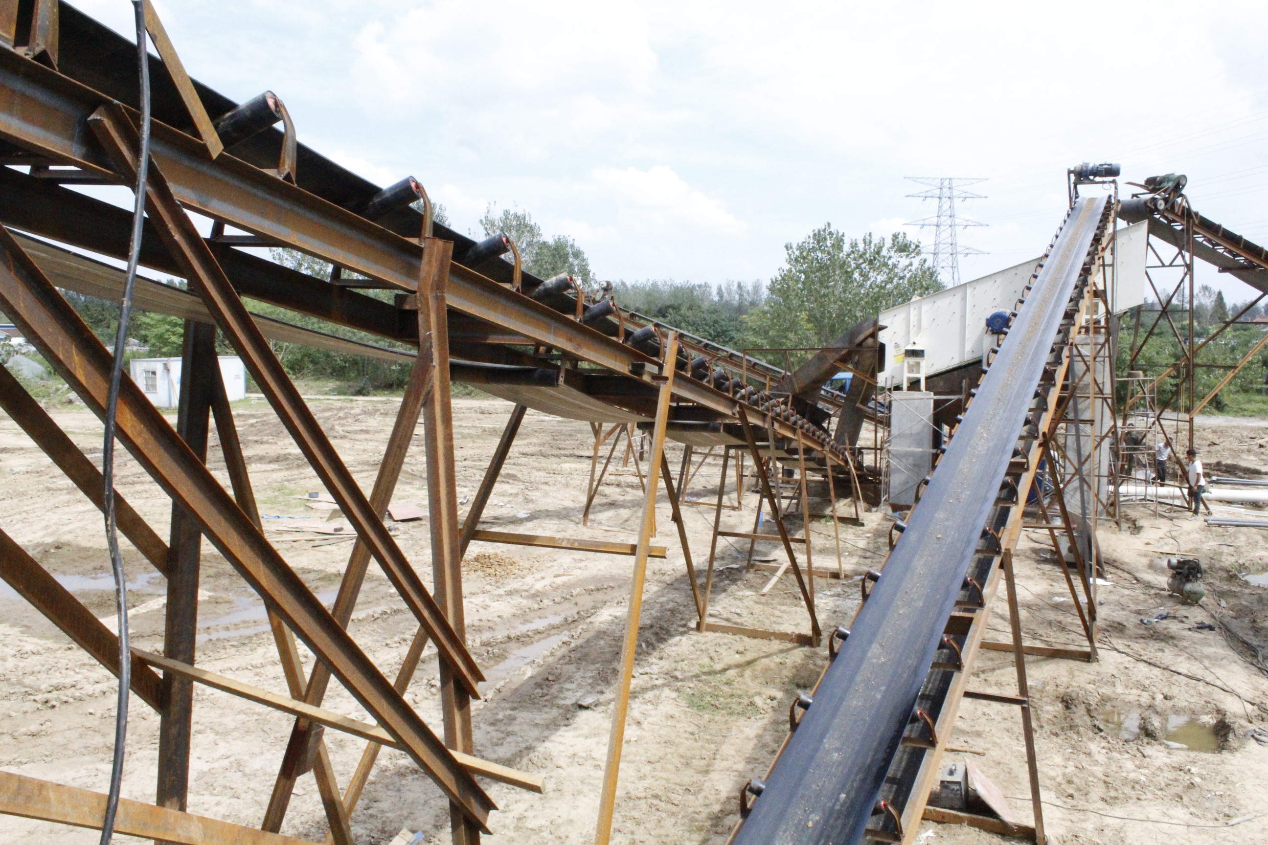 Aggregate stockpile and screening site reference